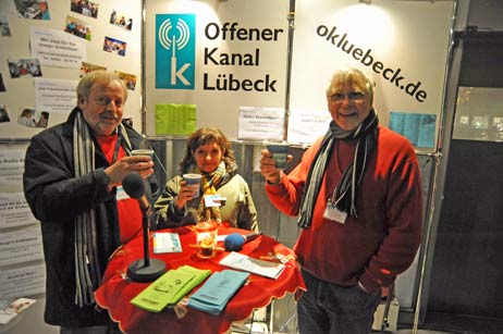 Sammelten Musikwünsche: Rolf Fechner, Irmgard Jäckh und Rolf Fechner am Stand von »Radio Travemünde« auf der Küstenwiehnacht. Foto: TA