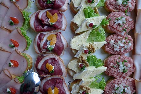 Für die Gäste der Eröffnung gab es Fingerfood. Für die Schüler wird es wohl etwas zünftiger zugehen. Foto: KARL ERHARD VÖGELE 