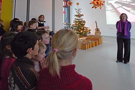 Schulsenatorin Annette Borns eröffnete die Mensa. Fotos: KARL ERHARD VÖGELE 