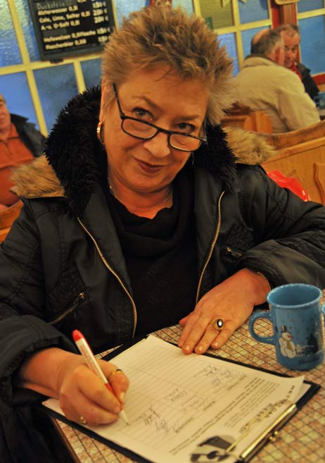 Astrid aus Lübeck hat schon unterschrieben, will noch mehr Lübecker motivieren, sich für den Weihnachtsmarkt auf dem Koberg einzusetzen. Foto: TA