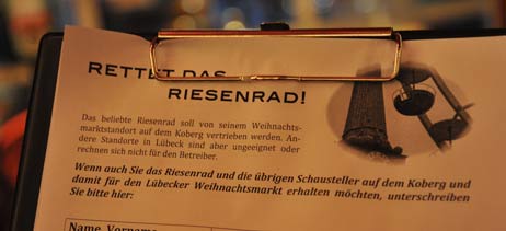 Die Unterschriftensammlung: »Rettet das Riesenrad! Das beliebte Riesenrad soll von seinem Weihnachtsmarktstandort auf dem Koberg vertrieben werden. Andere Standorte in Lübeck sind aber ungeeignet für den Betreiber. Wenn auch Sie das Riesenrad und die übrigen Schausteller auf dem Korberg und damit für den Lübecker Weihnachtsmarkt erhalten möchten, unterschreiben Sie bitte hier:« Mehr als 6.000 Weihnachtsmarkt-Besucher sind diesem Aufruf schon gefolgt. Foto: TA