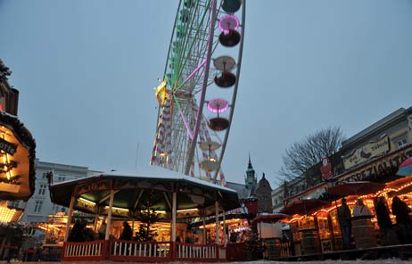 Ponyreiten unterm Riesenrad: Der Koberg ist ein echter Familien-Weihnachtsmarkt. Foto: TA