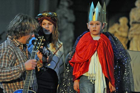 Gold? Weihrauch? Myrrhe? Die Könige suchen ihre Geschenke für das Jesuskind. Foto: TA