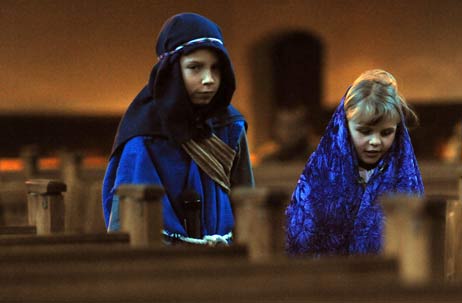Auch Maria und Joseph machen sich auf den beschwerlichen Weg, finden allerdings keine Herberge. Ein Stall muss reichen, auf Heu und auf Stroh. Foto: TA