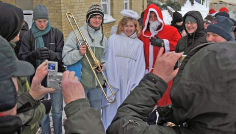 Engel und Weihnachtsmann waren beim Treff am Alten Leuchtturm begehrte Fotomotive, auch wenn sie witterungsbedingt diesmal ohne Pferdekutsche anreisten. Fotos: TA