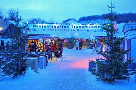 Eingang zum Neujahrsgarten: Links gehts zu den Mützen, rechts zum Glögg. Foto: TA 