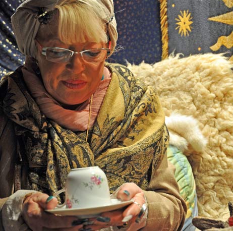 Mystikerin Angelika Lindenau-Hoos liest aus dem Kaffeesatz. Foto: TA 