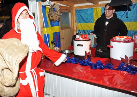 Der Weihnachtsmann guckt auch gern mal vorbei im Schwedischen Dorf. Foto: TA 