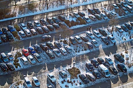 Gute Parkplatz-Belegung am Sonntag am Aqua-Top... Foto: KARL ERHARD VÖGELE