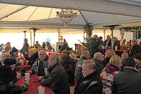 Die Winter-Lounge mit Kamin hat sich durchgesetzt, ist längst fester Bestandteil des Neujahrsgartens. Foto: KARL ERHARD VÖGELE
