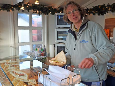Der Stand für heißen Schafskäse aus Hamburg war in Travemünde gut besucht. Michael Doss will nächstes Jahr wiederkommen. Foto: TA
