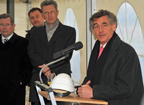 Lübecks Bürgermeister Bernd Saxe bezeichnete in seiner Ansprache die Investition als großen Vertrauensbeweis in den Standort Lübeck. Foto: TA 