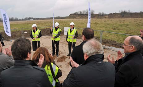 Applaus nach getaner Arbeit. Die neue Fabrik entsteht im Gewerbegebiet Skandinavienkai-Süd. Foto: TA 