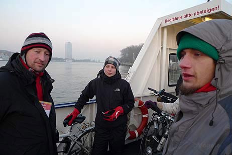 Unterstüztung für Natur und Mensch: Liedermacher Heinz Ratz (links) mit Mitgliedern seiner Band auf der Priwallfähre. Foto: KARL ERHARD VÖGELE 