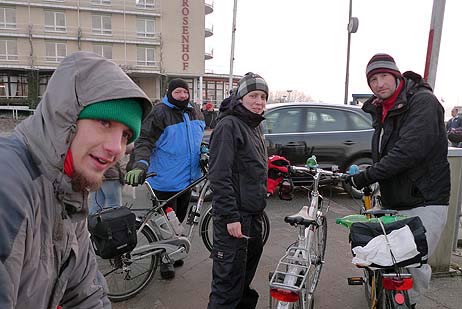  »Wer will noch mitfahrer?«, fragt Liedermacher Heinz Ratz (rechts) die Umstehenden. Foto: KARL ERHARD VÖGELE 