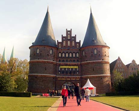 Beim Wunscherfüllertag 2010 wurde vor dem Holstentor ein roter Teppich ausgerollt. Eine ähnliche Aktion hatten Travemünder Geschäftsleute unter dem Motto »Travemünde rollt den roten Teppich aus« schon vor Jahren zur Weihnachtszeit gestartet. Foto: JW