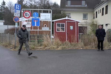 Auch auf der gegenüberliegenden Seite kann man nach intensivem Studium des Schilderwaldes parken. Sind auf beiden Seiten die Plätze belegt, kommt der Tanklastzug nicht mehr durch. Fotos: KARL ERHARD VÖGELE