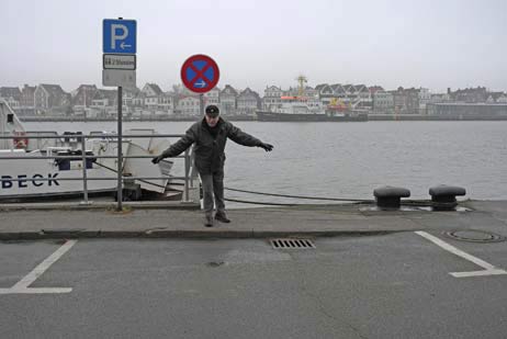 Frank Thierfeldt zeigt den neuen Priwall-Parkplatz im Halteverbot: Was gilt nun? Parkscheibe oder absolutes Halteverbot? Außerdem blockiert der Platz noch den Lieferverkehr für die Bunkerstation. Fotos: KARL ERHARD VÖGELE