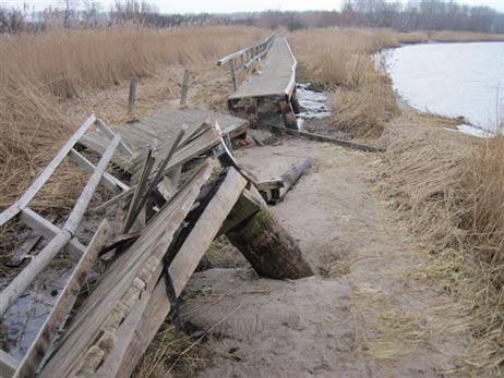 30.000 Euro Schaden: Die Brücke am Priwall-Wanderweg ist durch Eisgang stark beschädigt worden. Fotos: PL