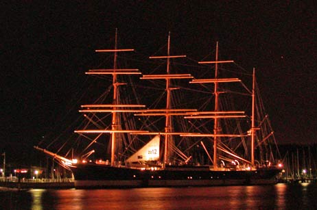 Im Jahre 2002 hatte die Passat schon mal ein Segel: Damals wurde für das Olympische Segeln in Travemünde im Jahre 2012 geworben. Doch daraus wurde nichts. Foto: ARCHIV TA