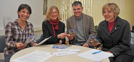 Lions-Spende für Travemünder Schulen: Jasmin Fischer von der offenen Ganztagsschule der Schule am Meer, die Rektorin der Stadtschule Travemünde Doris Jürs, der Rektor der Schule am Meer Thomas Panten und die Präsidentin des Lions Club Lübeck-Passat Angelika Zelk. Foto: TA