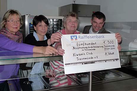 500 Euro von den Kiwanis-Damen aus Travemünde: Ilona Hapke (links), Jasmin Fischer, Annelore Schütt und Thomas Panten. Jasmin Fischer dankte dem Schulrektor der Schule Thomas Panten für die Unterstützung, die Arbeit des Kinderschutzbundes in den Räumen der Schule am Meer möglich zu machen und ganz besonders für die Spende von Kiwanis. Foto: KARL ERHARD VÖGELE