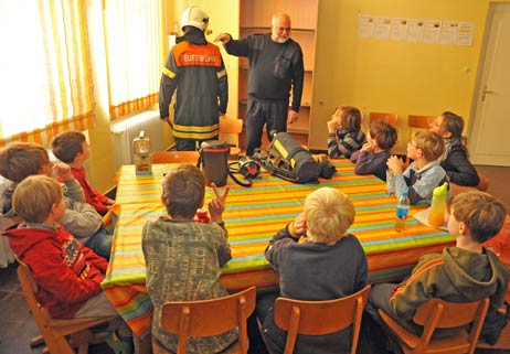 Besuch der FFW Travemünde in der Offenen Ganztagsschule. Foto: TA