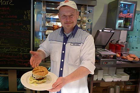 Frisch zubereitet kommt der Burger auf den Teller. Fotos: KARL ERHARD VÖGELE 