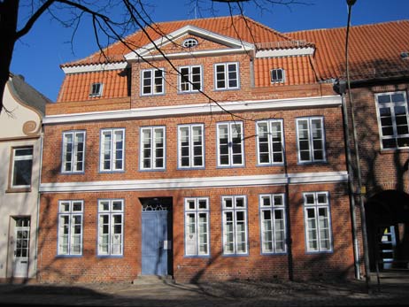 Sitz des Kurbetriebes im Gebäude der Stadtschule Travemünde. Ob der Lübecker Bürgerschaft bewusst war, was sie mit ihrem »Reduzierungs-Beschluss« auslöst? Foto: ARCHIV TA
