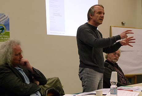 Volker Spiel (mitte) von der Firma Conplan erläuterte, wie sich für die Stadt aus einem Bruchteil des Waterfront-Grundstückes annähernd der gleiche Erlös erzielen ließe – wenn man denn will. Fotos: KARL ERHARD VÖGELE