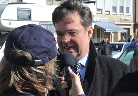 Radio Travemünde nach der Kundgebung im Gespräch mit Ulrich Krause (CDU). Foto: ARCHIV TA