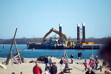 Travemünde Aktuell: Baggerarbeiten an der Nordermole mit der MP 27
