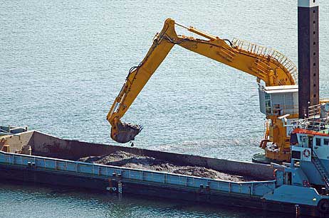 Travemünde Aktuell: Baggerarbeiten an der Nordermole mit der MP 27