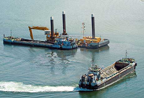 Travemünde Aktuell: Baggerarbeiten an der Nordermole mit der MP 27