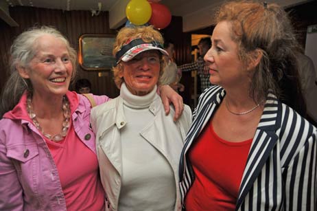 Feiert seit vielen Jahren auf der Passat ihre Geburtstage: Sigrun Hoppe (82), hier mit den Töchtern Gesine (links) und Wiebke (rechts). Fotos: TA