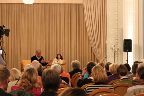 Sabine Linek und Jürgen Fliege sprachen in Travemünde zum Thema »Wie sinnvoll sind Krankheiten?«. Fotos: FRAUKE WICHMANN 