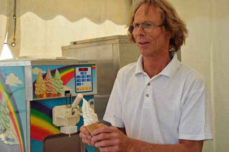 Bei Michael Doss aus Hamburg gibt es leckeres Softeis. Foto: TA 