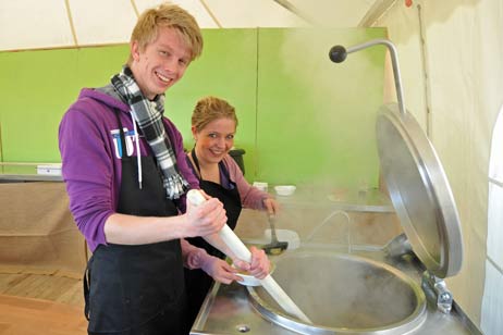 Am Stand der Travemünder Fleischerei Loff gibt es frische Erbsensuppe. Die ersten Teller gingen am frühen Freitag schon über den Tresen. Foto: TA 