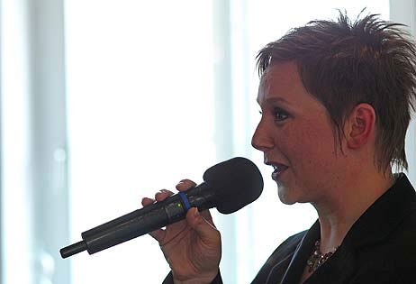  »Die Kunstwerkerin« Ninette Matthiessen stellte sich am Sonntag in Travemünde vor. Fotos: KARL ERHARD VÖGELE 