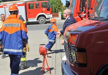 Die Jugendfeuerwehr auf dem Weg zum Einsatz. Fotos: TA
