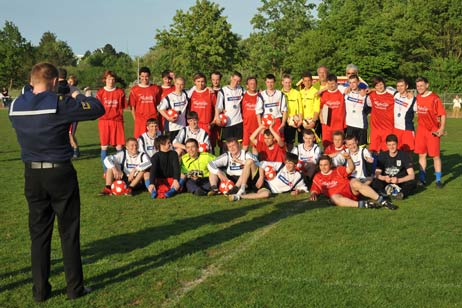 Erinnerungsfotos mit TSV-Sportlern und Seeleuten. Fotos: TA 