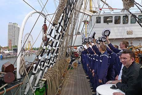 Travemünde Aktuell: Der Passat Chor auf der Kruzenshtern