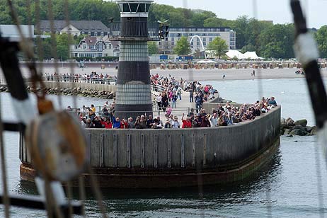 Travemünde Aktuell: Der Passat Chor auf der Kruzenshtern