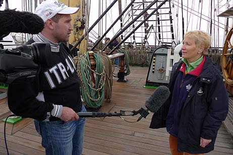 Minne Nolze, geb. Claus beim Interview mit einem russischen Fernsehteam an Bord der Kruzenshtern. Fotos: KARL ERHARD VÖGELE