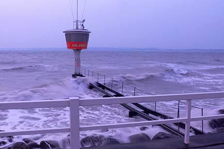 Der DLRG-Turm hat seinen angestammten Platz verlassen. Fotos: KARL ERHARD VÖGELE 