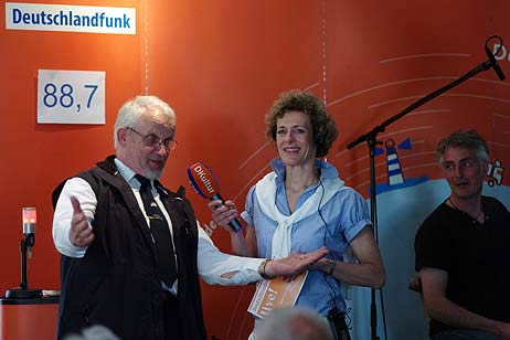 Kapitän Ulf Sack unterhielt das Publikum mit einem Labskaus-Gedicht. Foto: TA