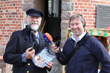 Redakteur Axel Schröder war schon vor der Sendung in Travemünde unterweg, sprach mit Leuchtturmwärter Burkhard Wunder, der dem Reporter etwas über den ältesten Leuchtturm in Deutschland erzählte. Foto: WM