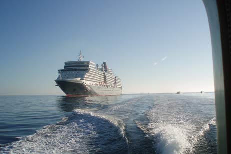 Die »Queen Elizabeth« am frühen Morgen, kurz vor Travemünde. Fotos: AXEL MUSSEHL 
