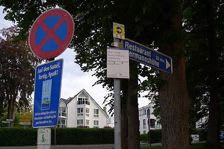 Am Möwenparkplatz startet der Spaziergang zur Hermannshöhe. Fotos: KARL ERHARD VÖGELE 