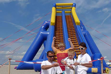 Benjamin (8) und Leo (5) eröffneten gemeinsam mit Stephanie Jung und Sven Marquardt »Neptuns Rutsche«, die neue Attraktion am Travemünder Strand. Fotos: KARL ERHARD VÖGELE 